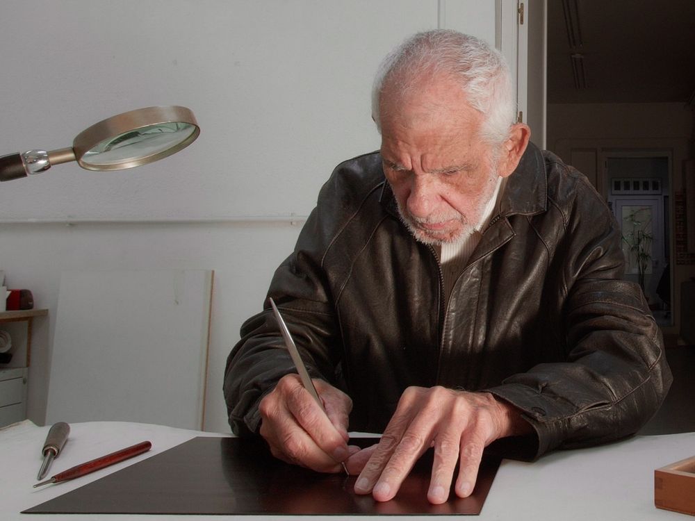 Julio Zachrisson ya mayor, grabando una plancha