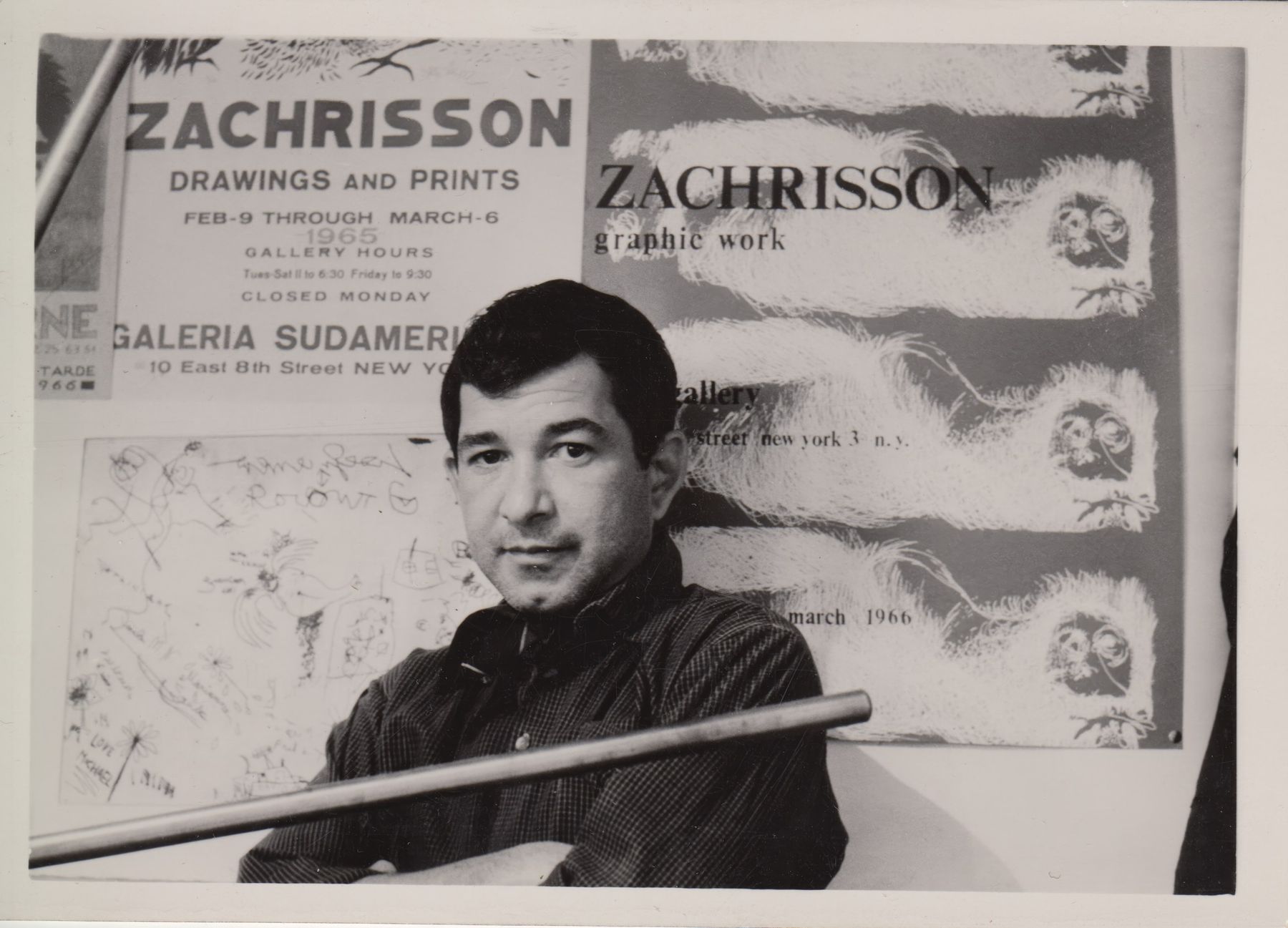 Julio Zachrisson en Nueva York, 1965, ante los afiches de su exposición