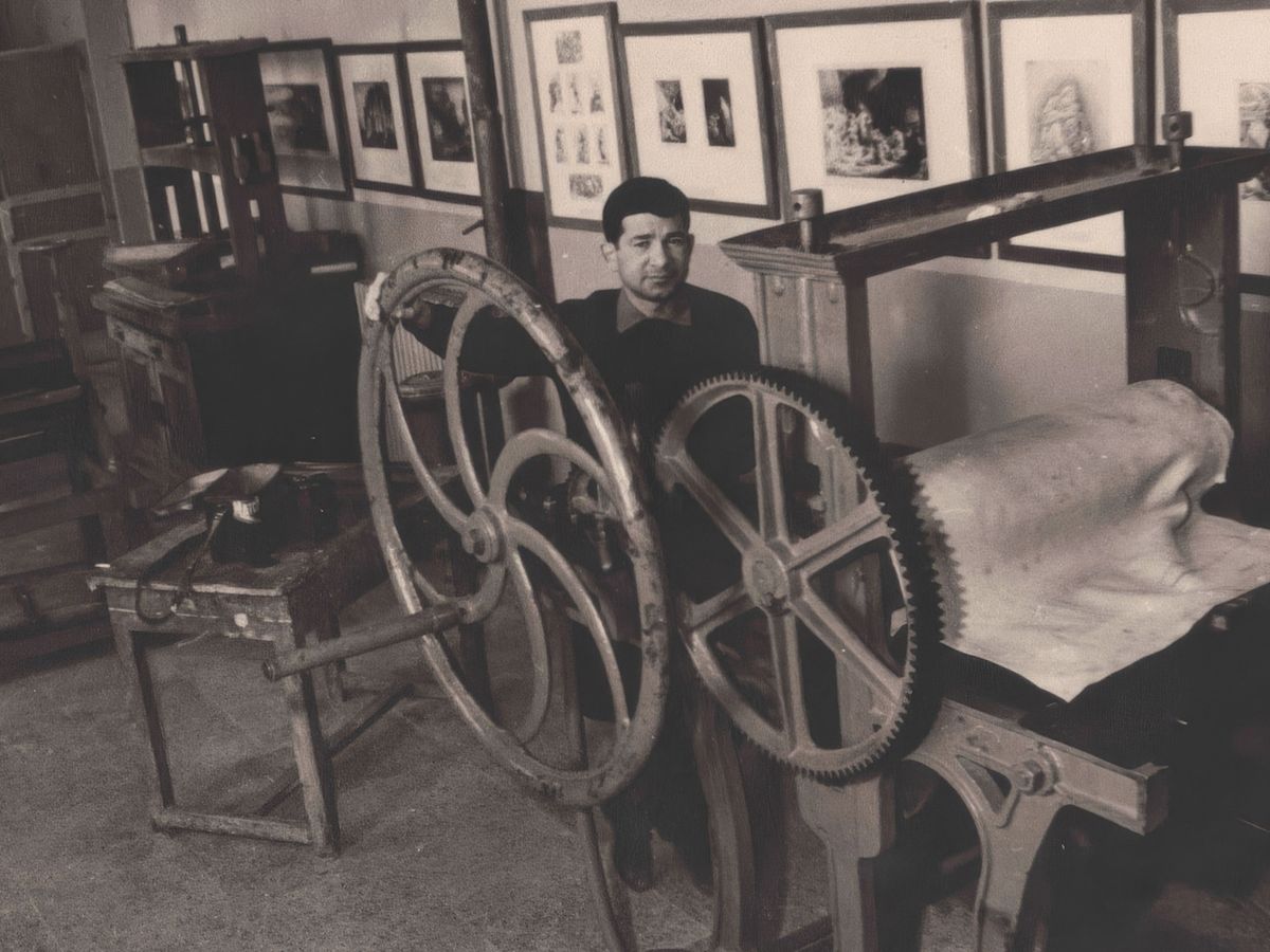 Julio Zachrisson en su taller, junto al tórculo